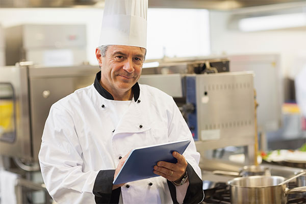 Chef utilizando pos para restaurantes en una tablet